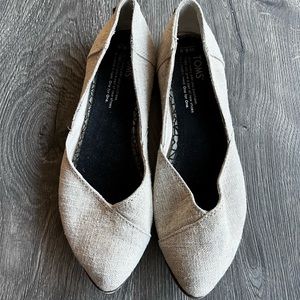 TOMS Natural Burlap Pointed Flats in size: W 6.5. Good condition!